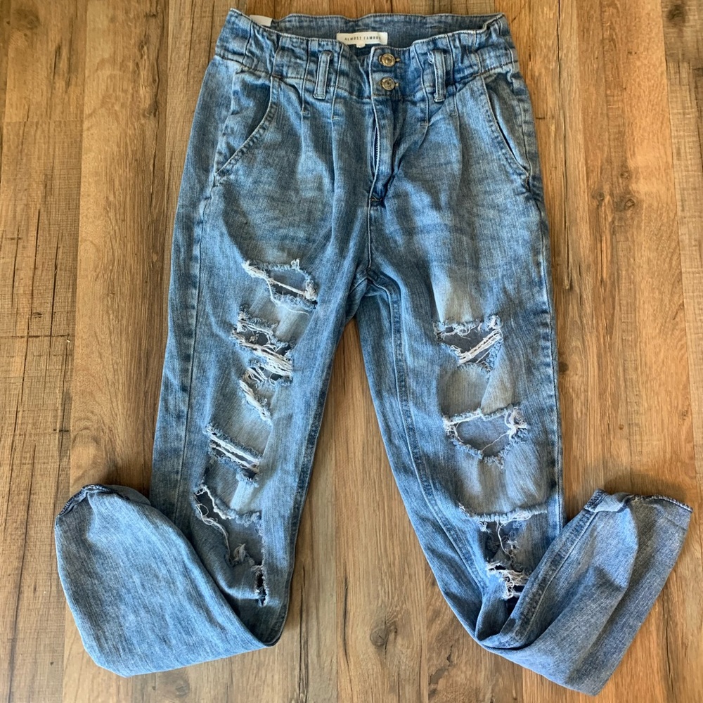 Juniors Ripped High Wastes Jeans